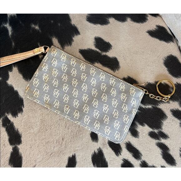 Dooney & Bourke DB Logo Wristlet Women’s - Picture 1 of 7